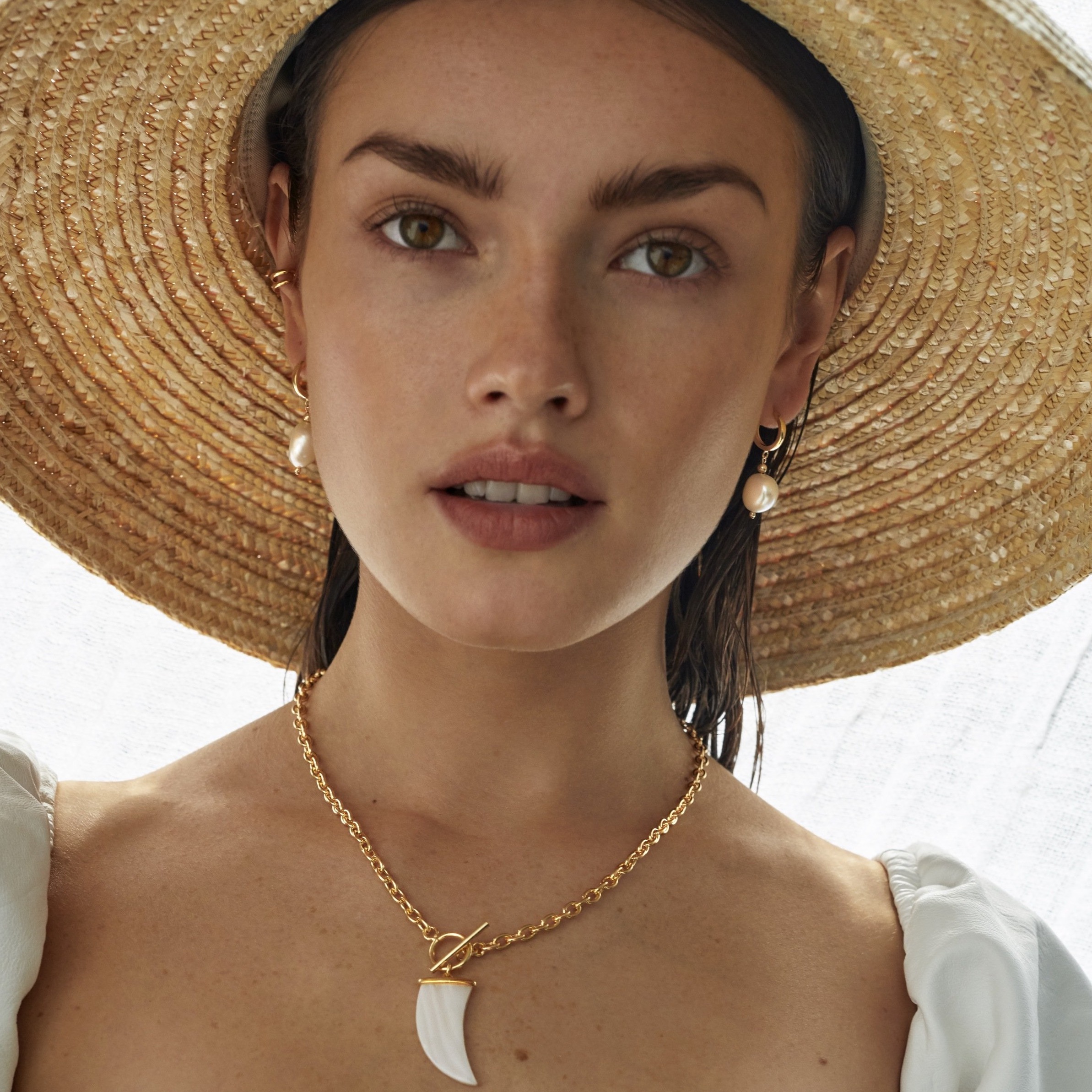 Muszelki kauri, perły i neonowe zawieszki w boho kolekcji Selfie Jewellery Wiosna/Lato 2019